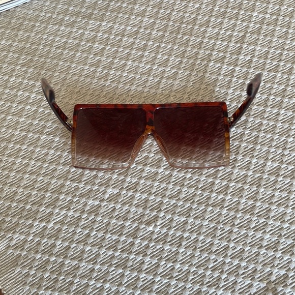 Stylish Tortoiseshell Oversized Sunglasses - Picture 2 of 4